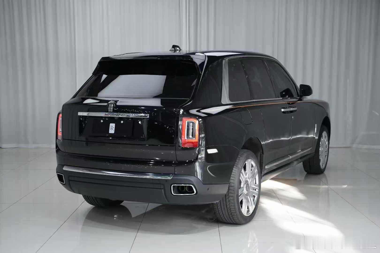 劳斯莱斯库里南4座，星空顶、25年上牌，1900公里，特殊配置与配色、寻伯乐