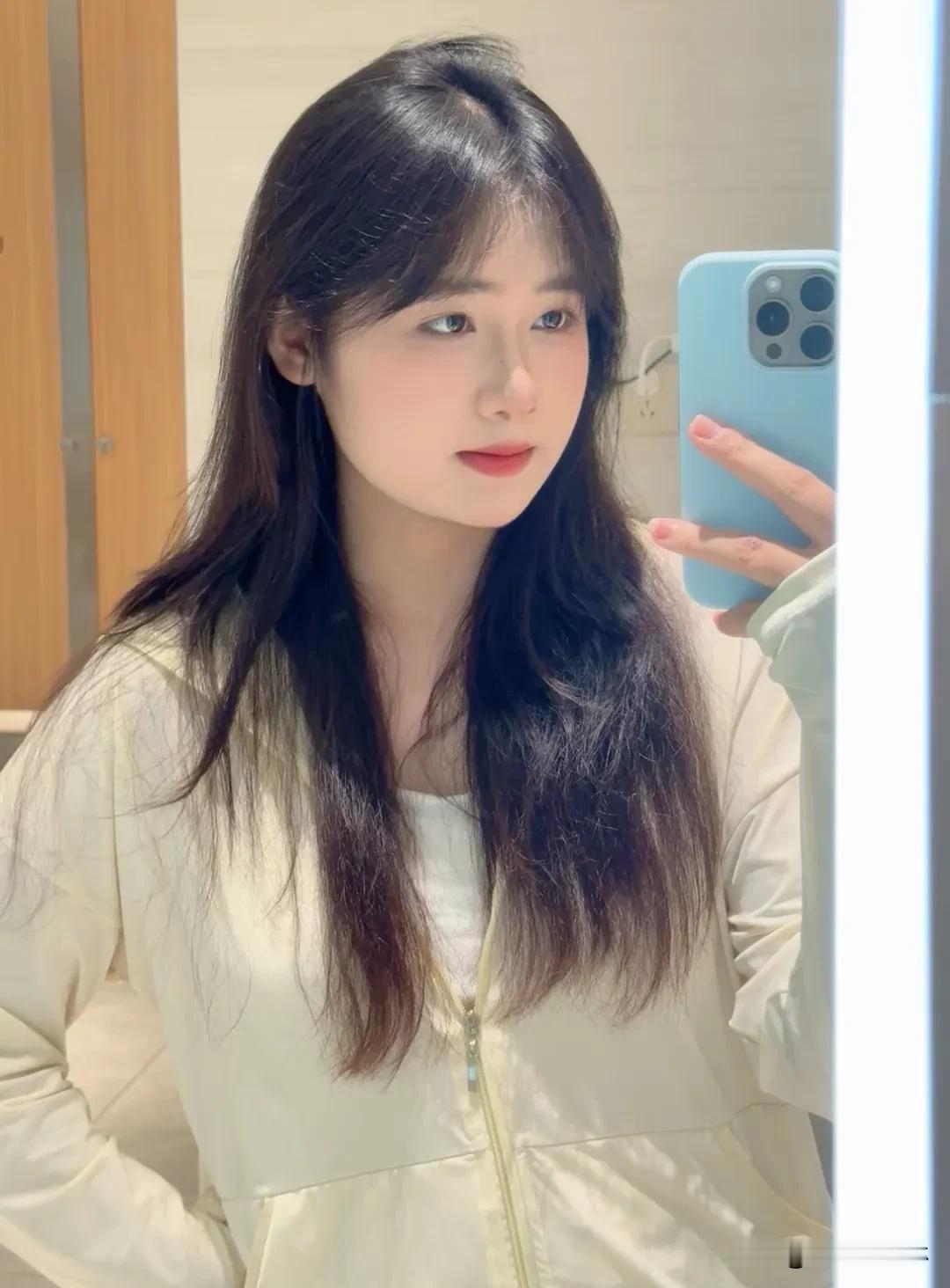 晨光洒在操场上，奔跑的身影带着风，笑声里藏着少女的梦。青春不是