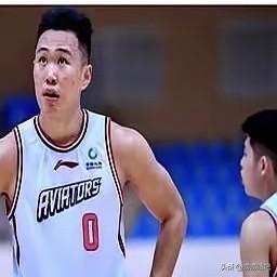 落后日本14分，全队哑火。郭士强把贺希宁拽到身边，只说了一句话。下半场开场47