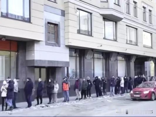 一听在乌克兰打仗形势不容乐观，很多俄罗斯人赶紧到银行取出他们的存款。他们认为还是