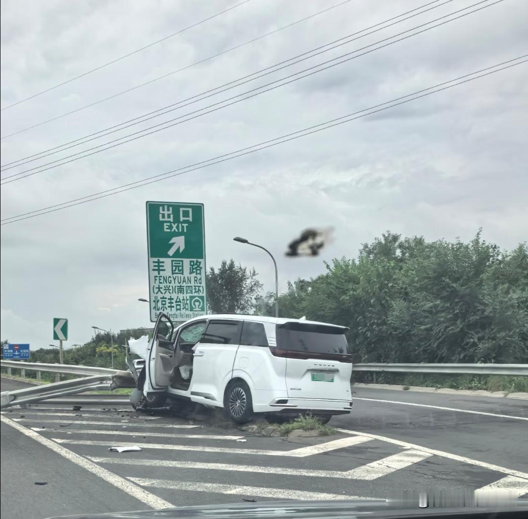 这应该是网约车，现在北京满大街的7座商务网约车，啥牌子都有，只有你想不到。