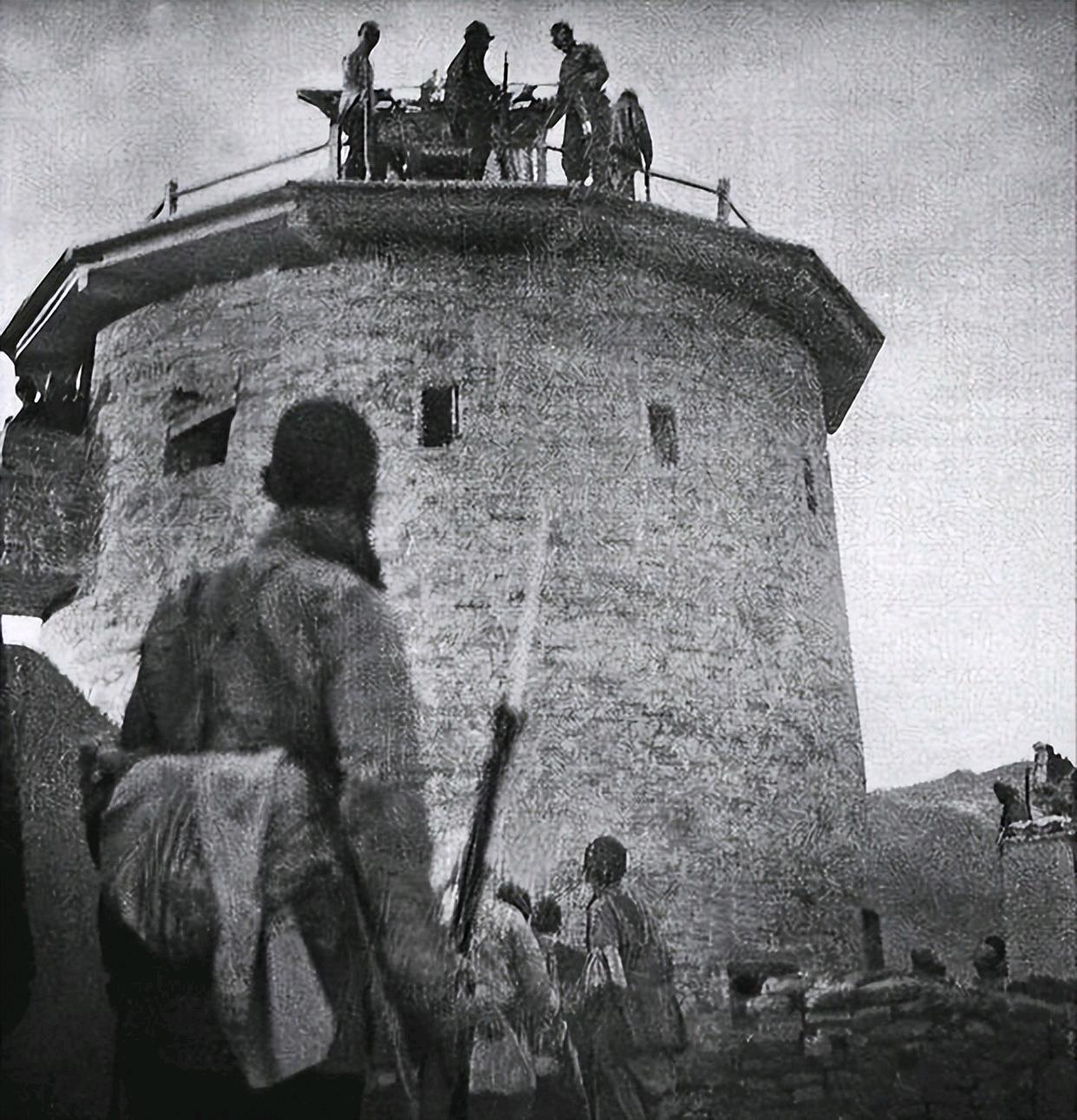 1943年，山东某个村子里最能干的铁匠被鬼子抓去修碉堡。他趁着守夜偷了两把枪往外