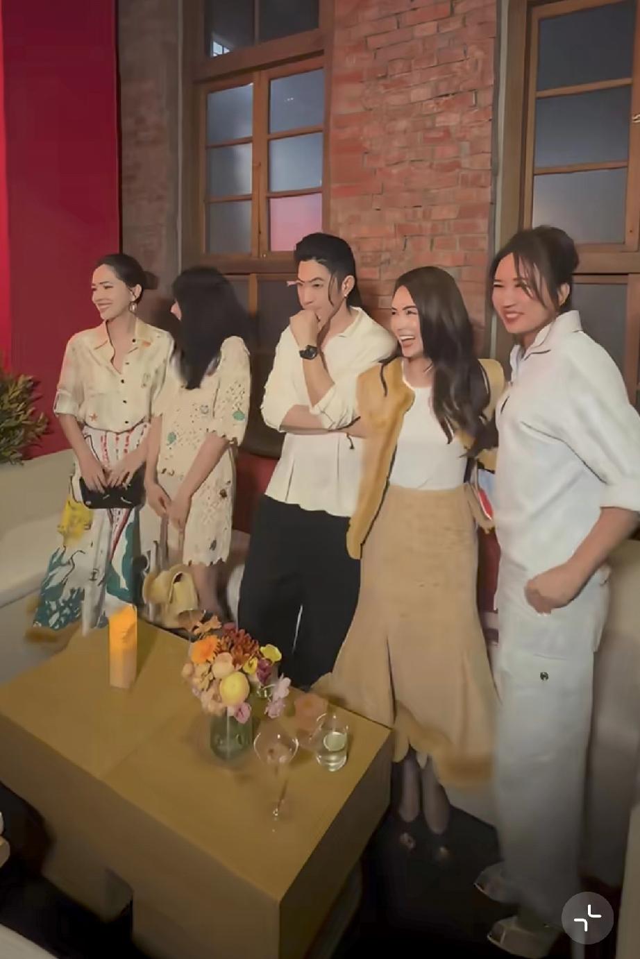 昆凌好厉害，与吴建豪、许玮甯等人一起参加香奈儿的快闪店活动，原来昆凌跟着周杰伦到