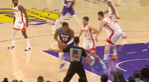 艾顿18+17，是湖人今天唯一能走出会议室的人！10个前场篮板比火箭全队还多4