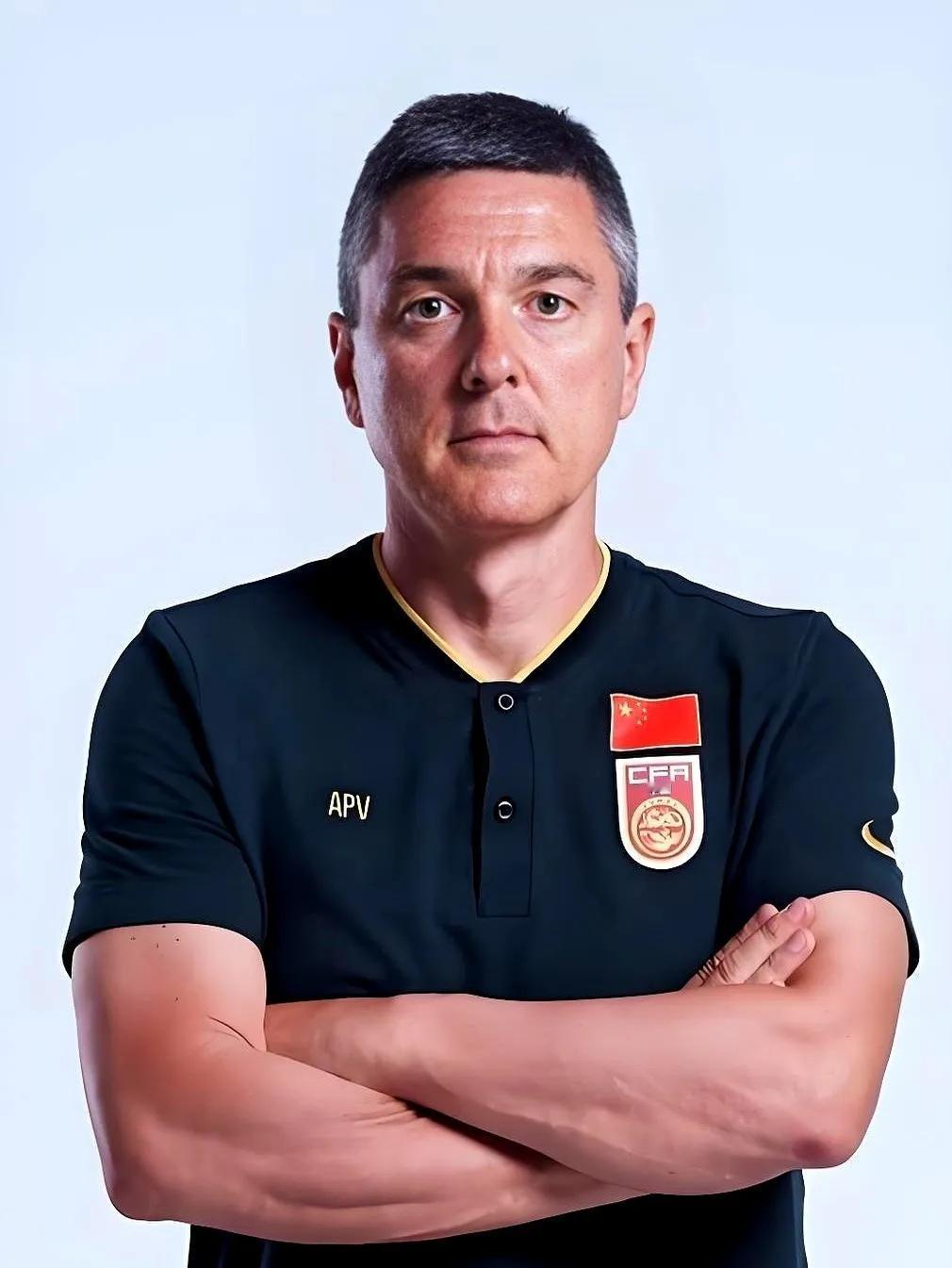 听说带咱们国足U23进决赛的那个西班牙老头，有个怪癖。只要不出现场看比赛，他就