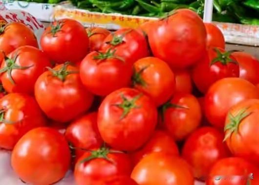 今年的蔬菜都吃不起了！大白菜涨价刚刚消停，这西红柿又被炒上天！前段时间，我们