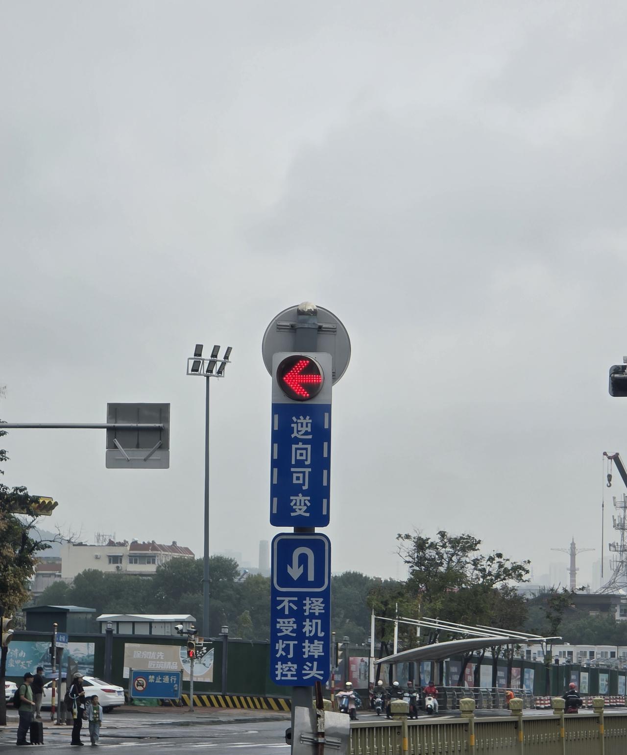看到这两个字，你有什么感受……济南市的交通标志，“掉头”这两个字随处可见。我第