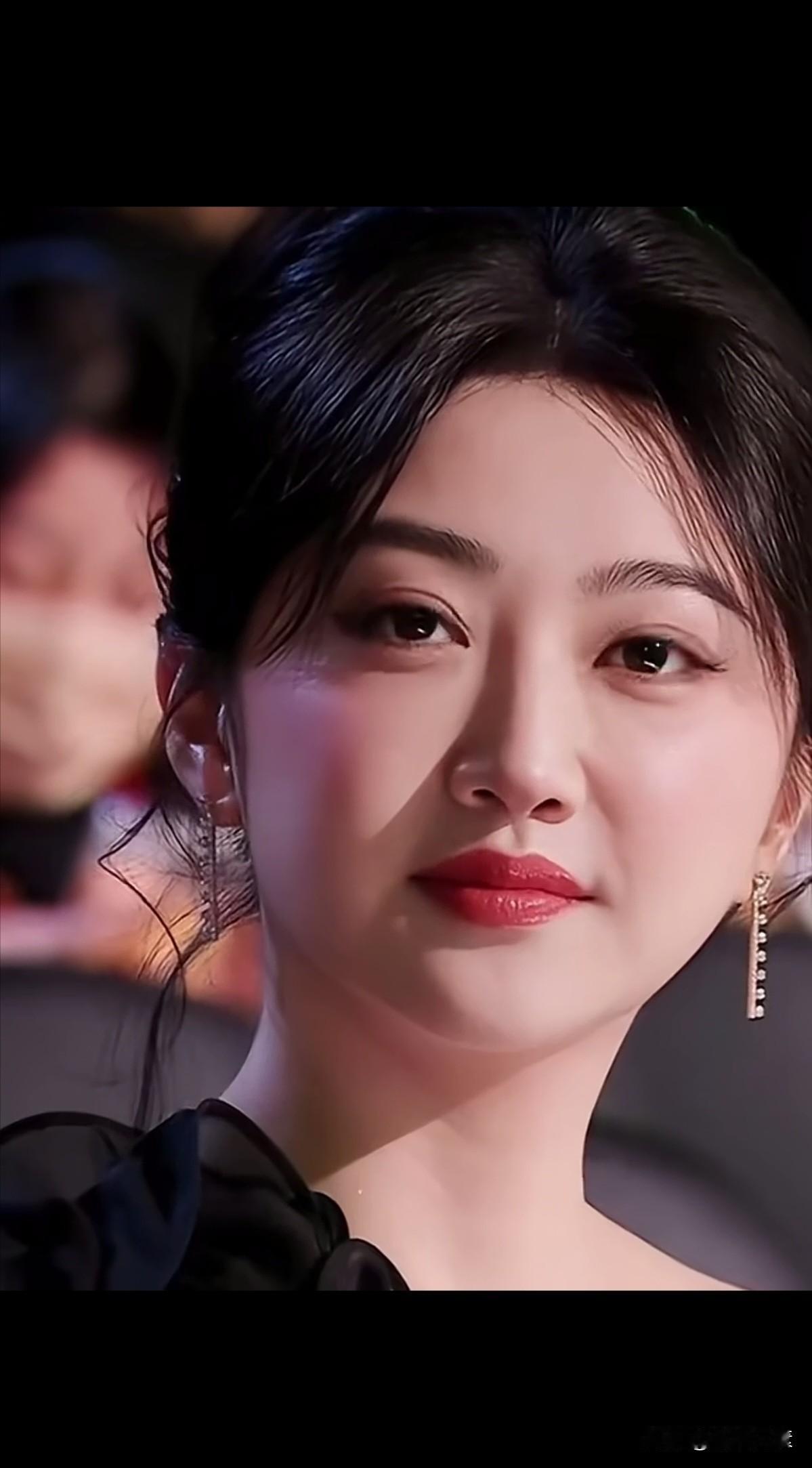 太温柔了，景甜的眼神能让人融化。从五官看，景甜就是外美内也美的女人，谁娶到她