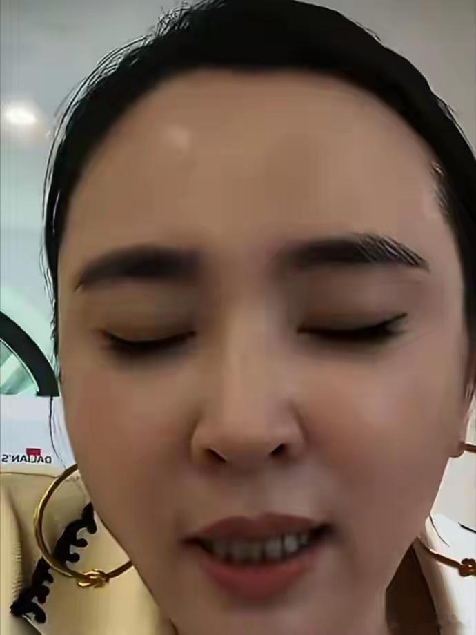 韩安冉为崔晋妈妈发声李勒优与崔晋一家的家庭纠葛持续发酵，风波不断升级。同为《变形