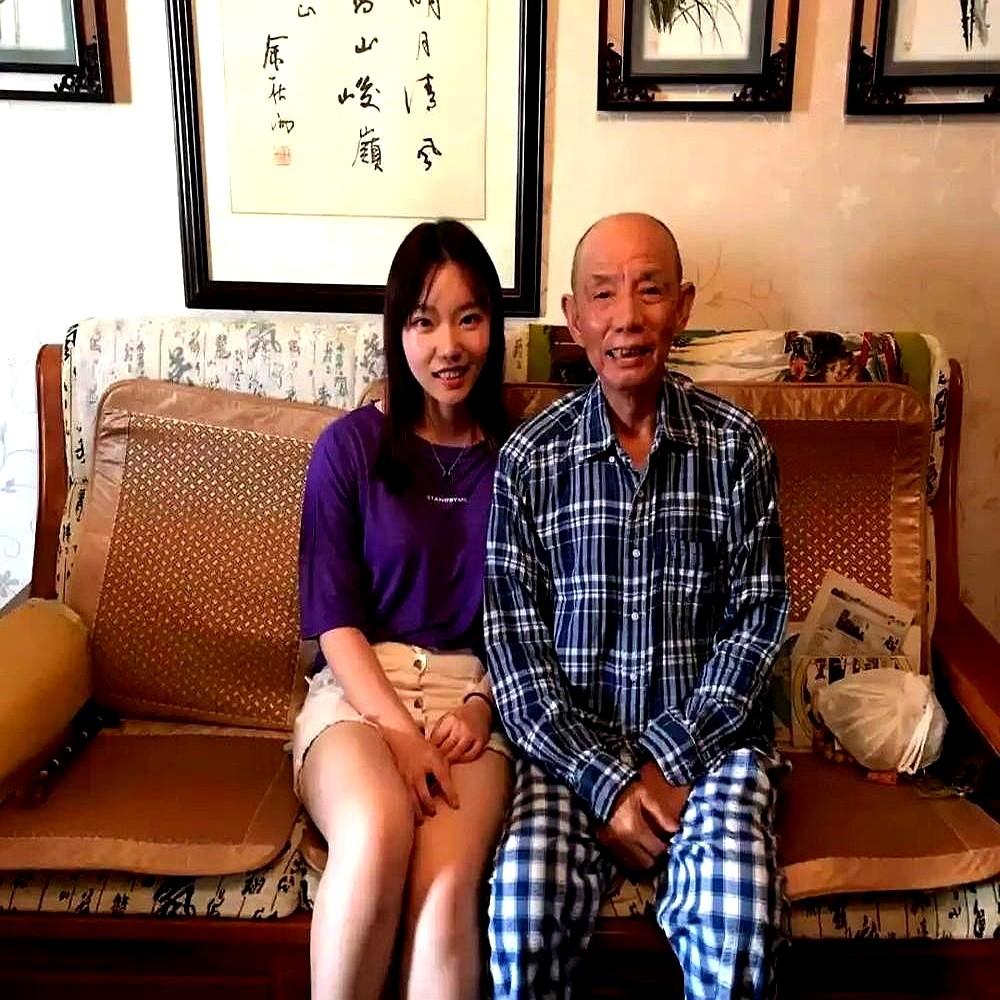告别会上，继女哭得撕心裂肺，亲生女儿却在主持仪式，向来宾致谢。89岁的魏宗万