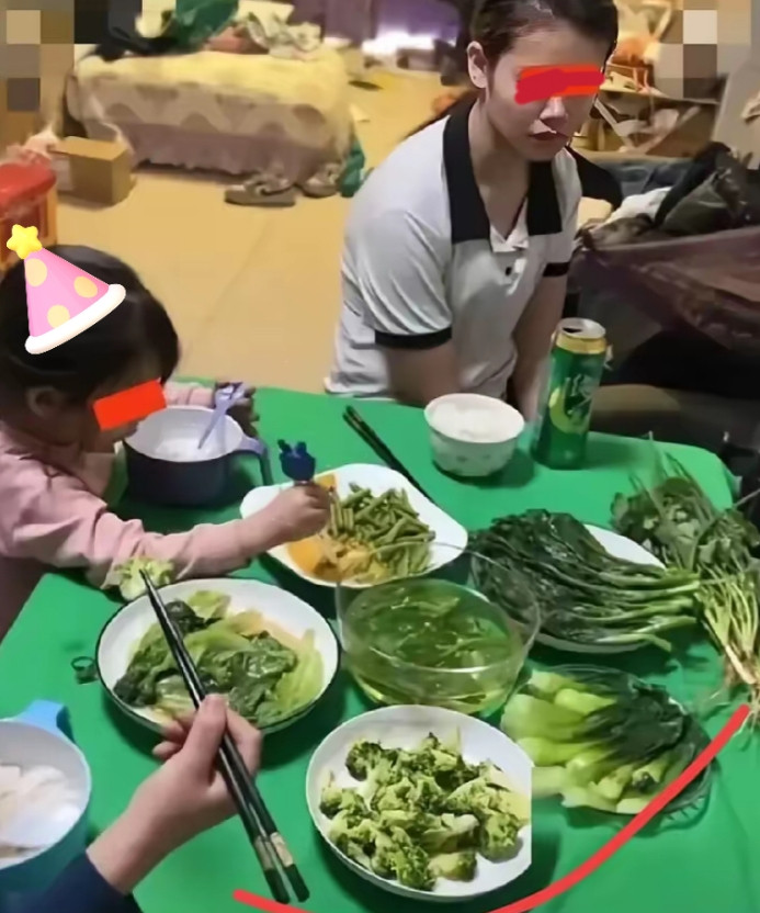 广西一男子发现妻子出轨，回家后做了一桌子饭菜，全是绿油油的蔬菜，孩子们吃得香香的