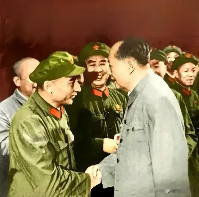 毛主席：“这个军队具有一往无前的精神，它要压倒一切敌人，而决不被敌人所屈服！”