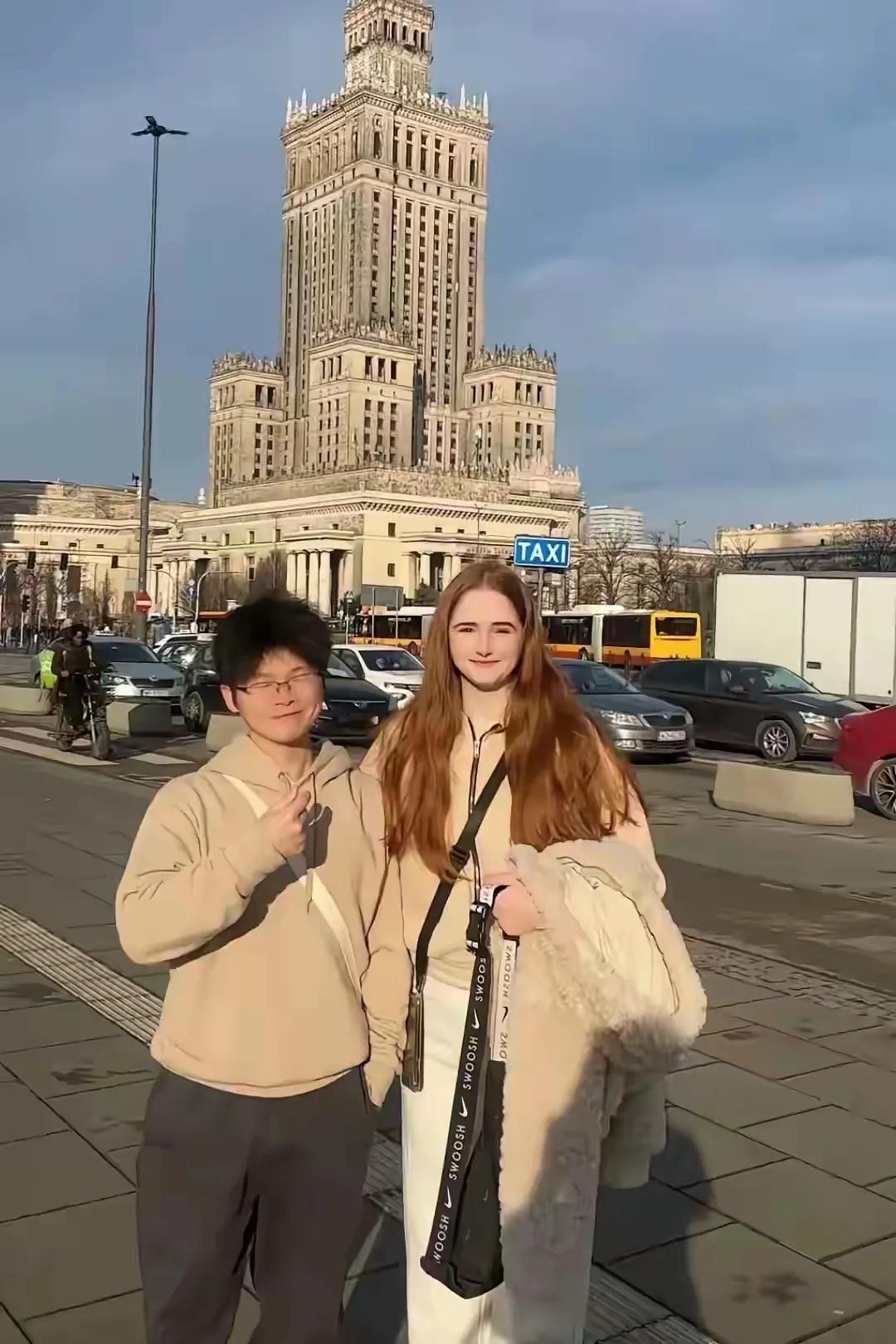 【趣闻一条】发现波兰女孩远嫁我国农村、又丑又矮、又穷的小伙了，这画面看来还是挺