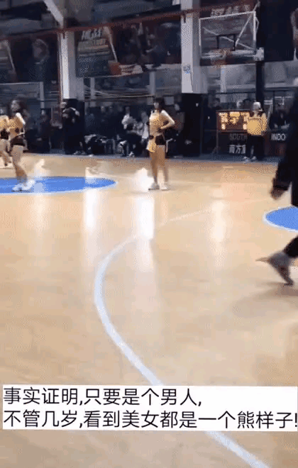 小伙子这嘴角是压不住了吗，果然看美女能让人身心愉悦[呲牙笑]