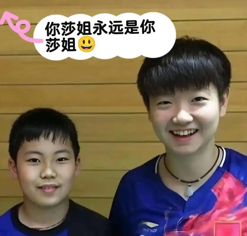 看到莎莎和松岛辉空的旧照（图1），喜感十足！这位不苟言笑、严肃沉稳、被网友称为“