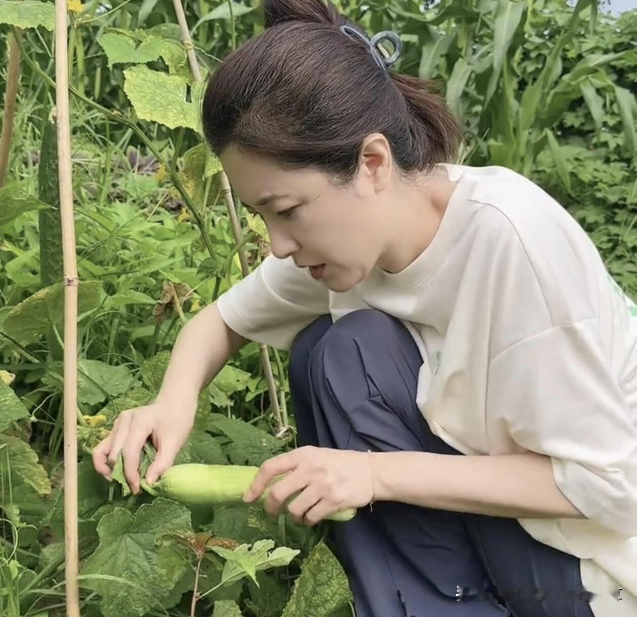 曾经的中戏大美人，也扛不住生图了，这样近距离的拍摄，能清晰的看见脸上的鱼尾纹和皱