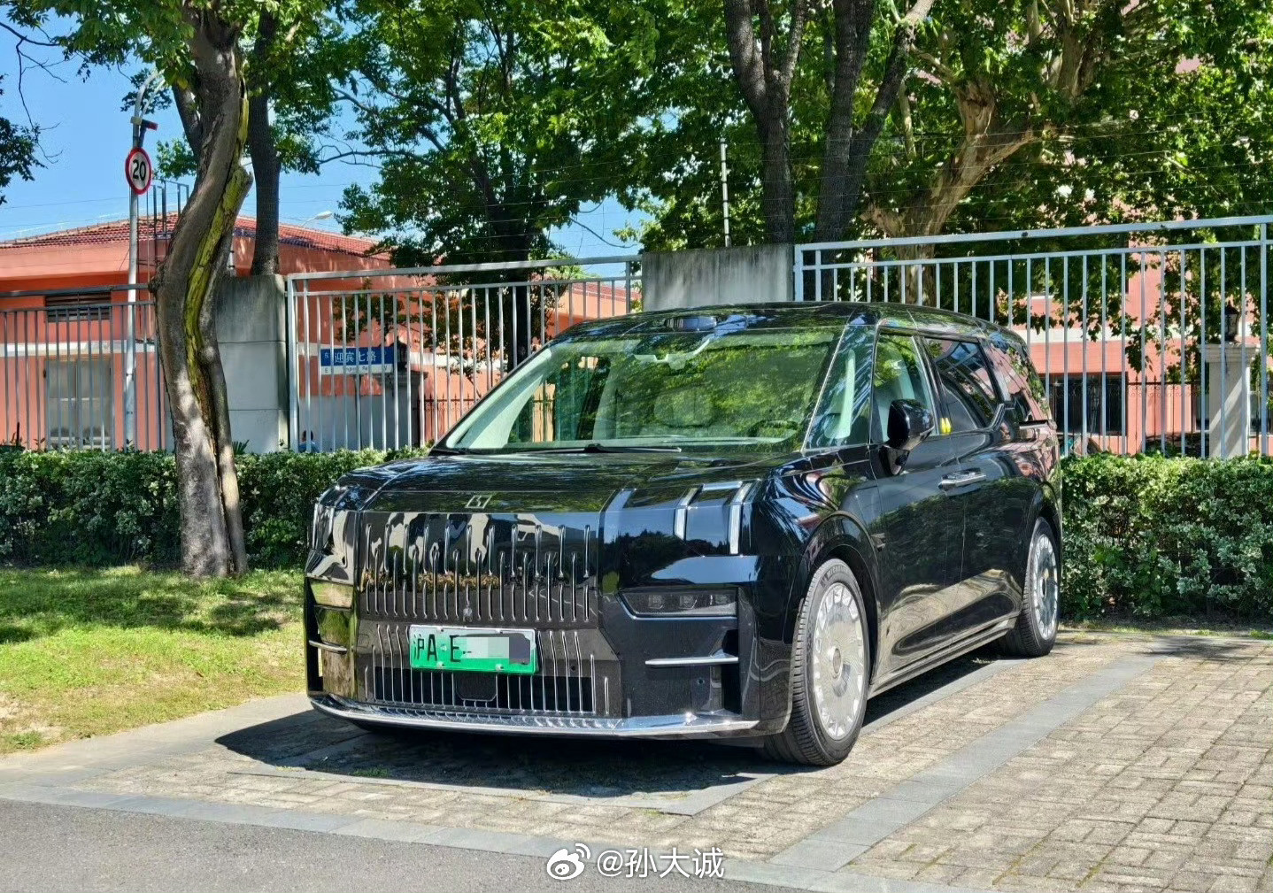 两会期间，吉利控股集团董事长李书福亲自到通州，为格力电器董事长董明珠交付极氪00