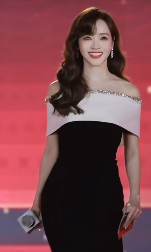 大家发现没？侯佩岑真是太牛了就她妈妈的那些事儿，搁别的明星身上，完全是没