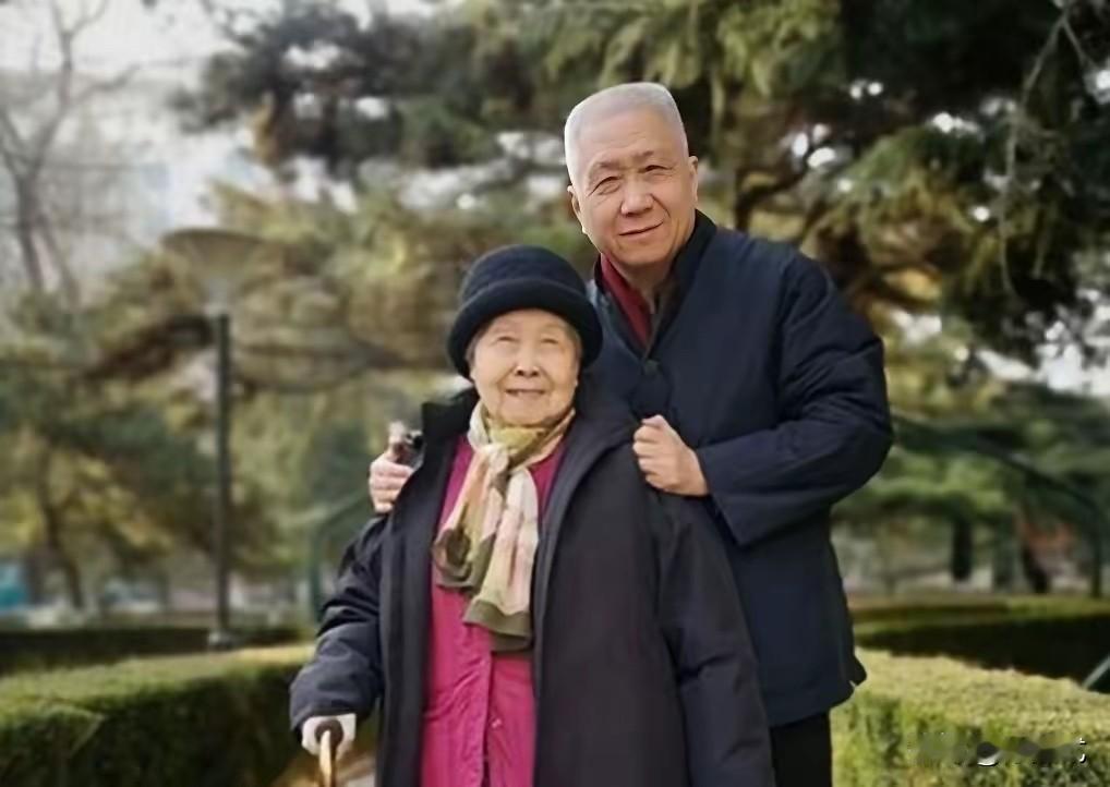 一次，主持人问马未都：“你身价至少100亿，你的母亲肯定为你感到骄傲自豪。”马未