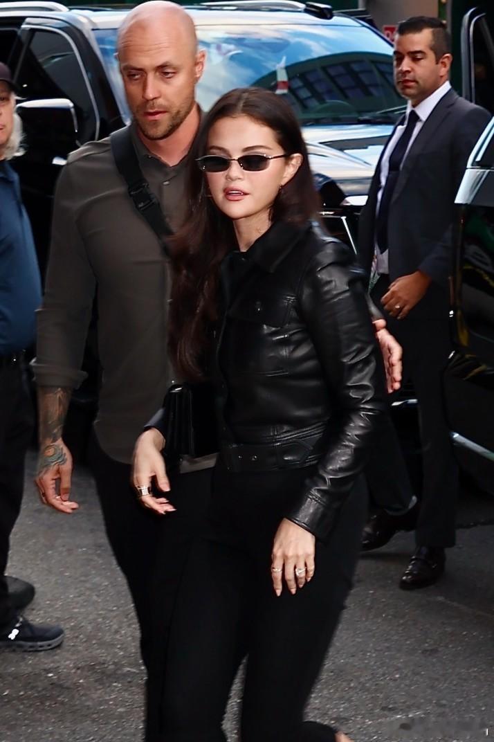 SelenaGomez赛琳娜戈麦斯在纽约外出，前往参加老公Bennyblan