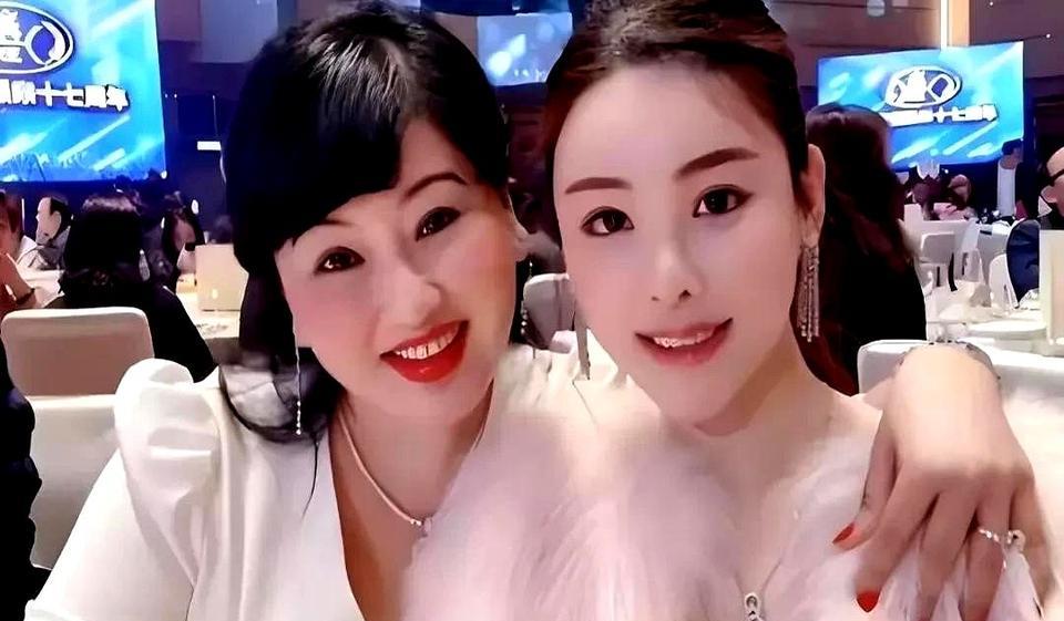 蔡天凤的亲爹是个开小饭馆的，还是铺子的，她妈是大陆人。那时候街坊邻居总爱去她家