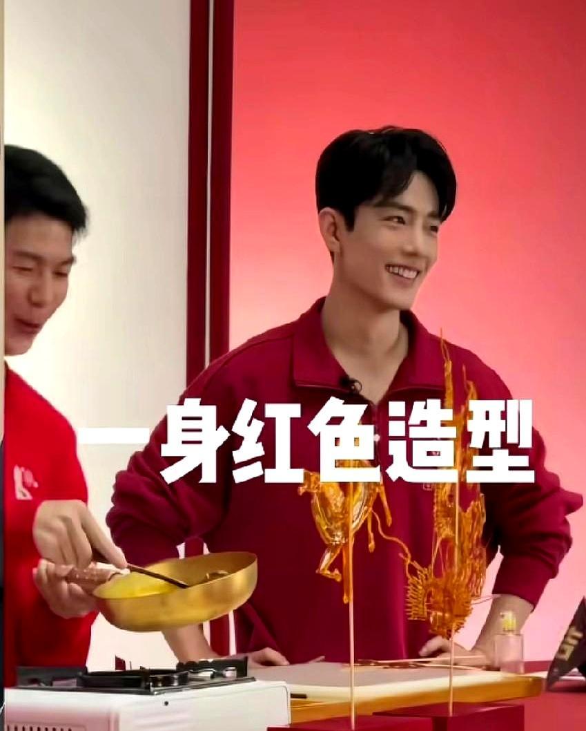 杨紫穿正红，肖战披贵气紫，粉丝秒嗑“红紫大紫”，说这就是暗号。前脚李宁直播
