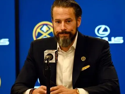 NBA常规赛，掘金122-116击败鹈鹕。赛后，记者称赞了掘金的老板克伦克。