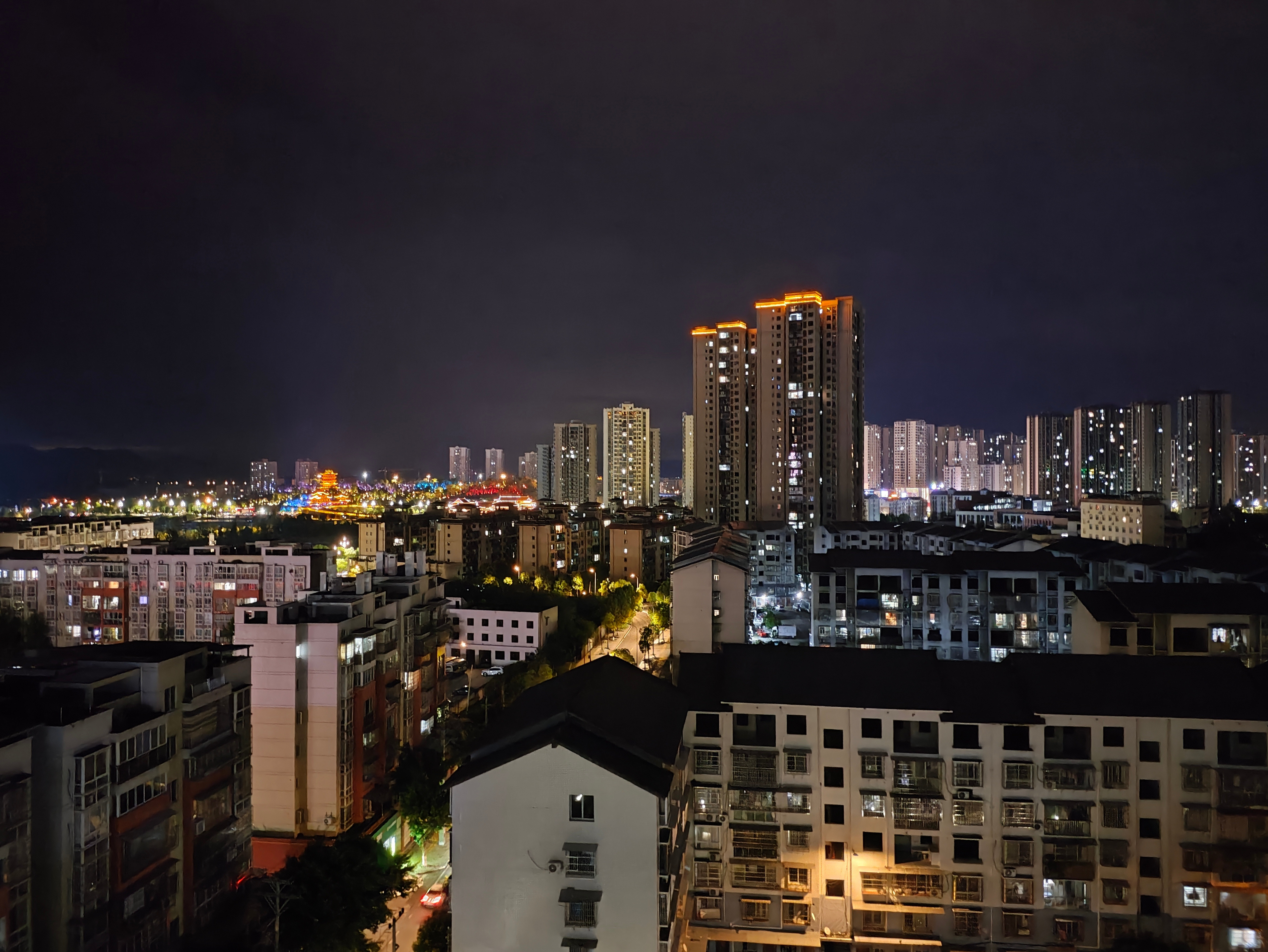 心理上摧毁一个普通人有多简单？简单，捧杀他。步骤如下！1.夸他。从他上幼儿