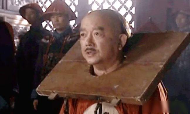 当初，乾隆临死前，一再嘱咐嘉庆：“你千万不要动和珅，”谁知，1799年乾隆去世才
