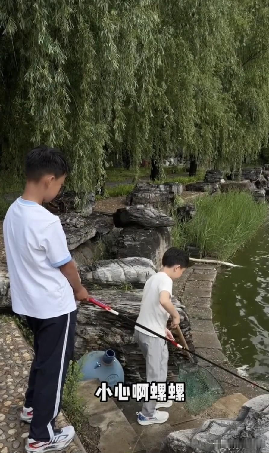 王皓假期也有在好好陪家人。没有比赛的日子，王皓在家被媳妇儿照顾的很好，看着又年