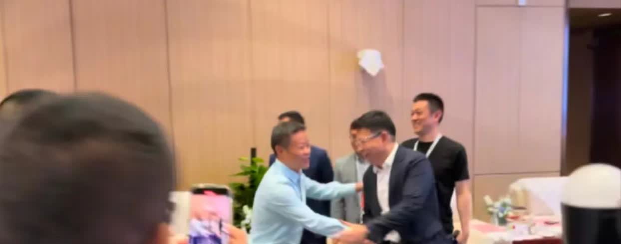 这次深圳车展，除了雷军没去车展，何小鹏和余承东俨然已经成了好朋友！何小鹏是要