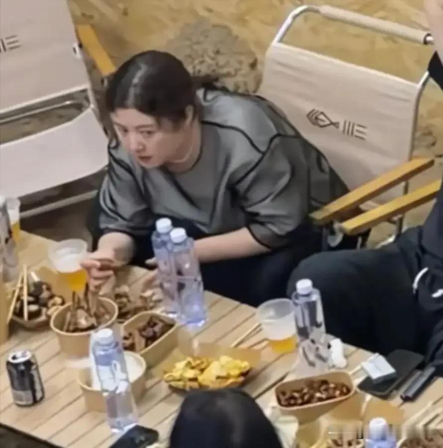 沈腾妻子王琦不能再胖了，沈腾带妻子去阿那亚玩，王琦目测不低于160斤，虎背熊腰的