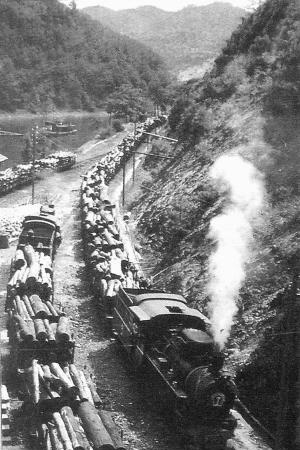 上世纪90年代，江西为了修一条铁路，直接把一座山都炸开了。可没想到，当他们准备挖