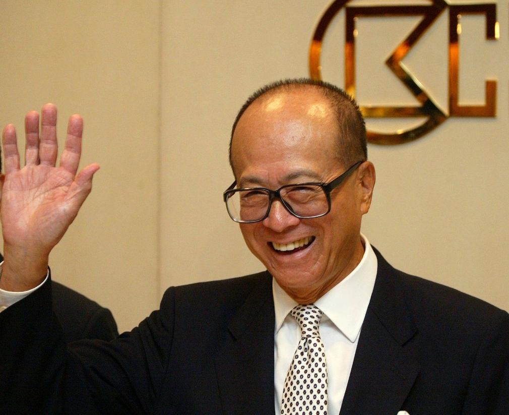 亿万富翁李嘉诚说：“穷人就算赚了三五百万，也还是穷人。他们会换大房子、好车子，背