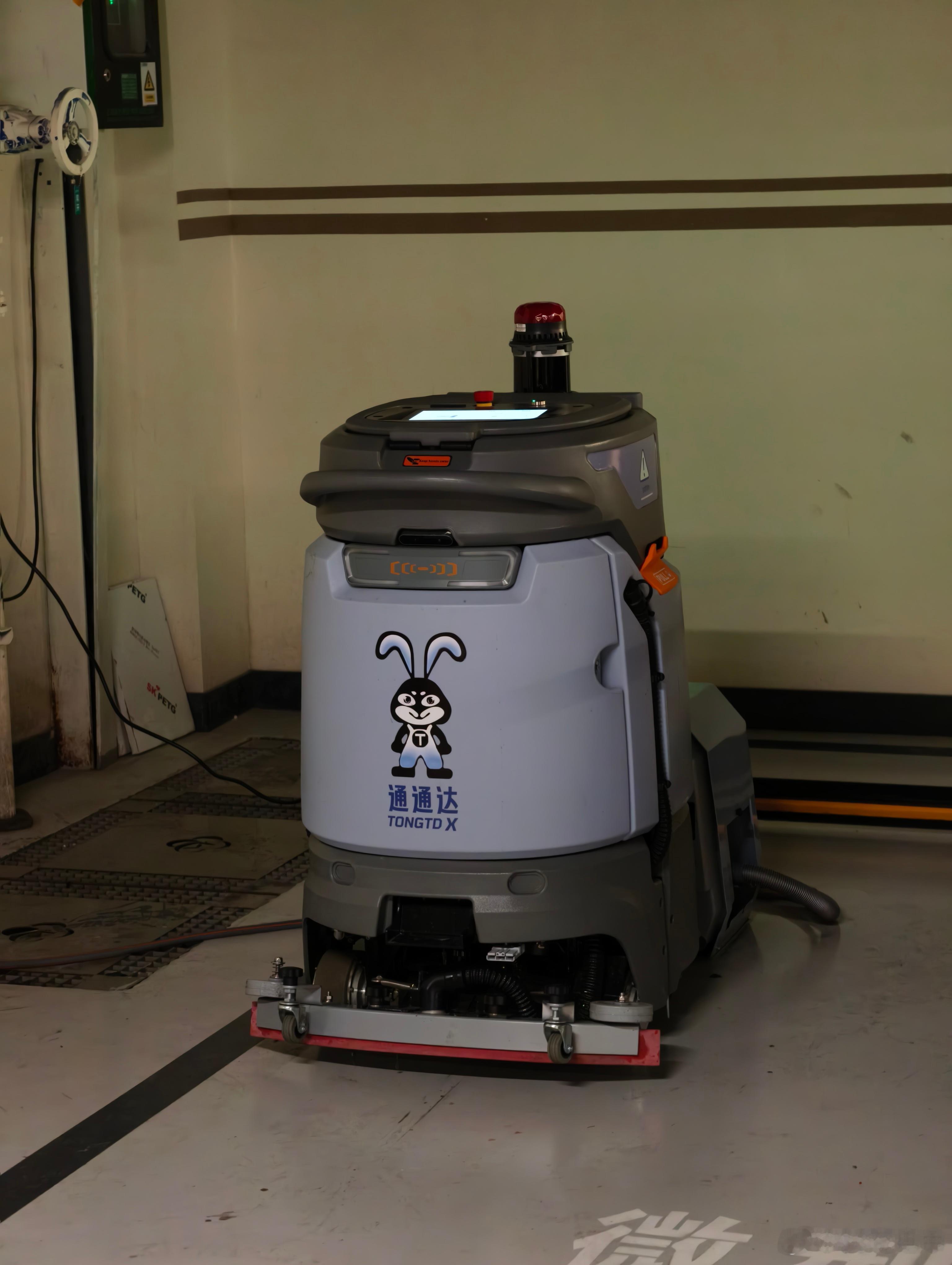 早上下楼的时候听到小区保洁大叔在打电话，说又要减两个人，换成机器人。