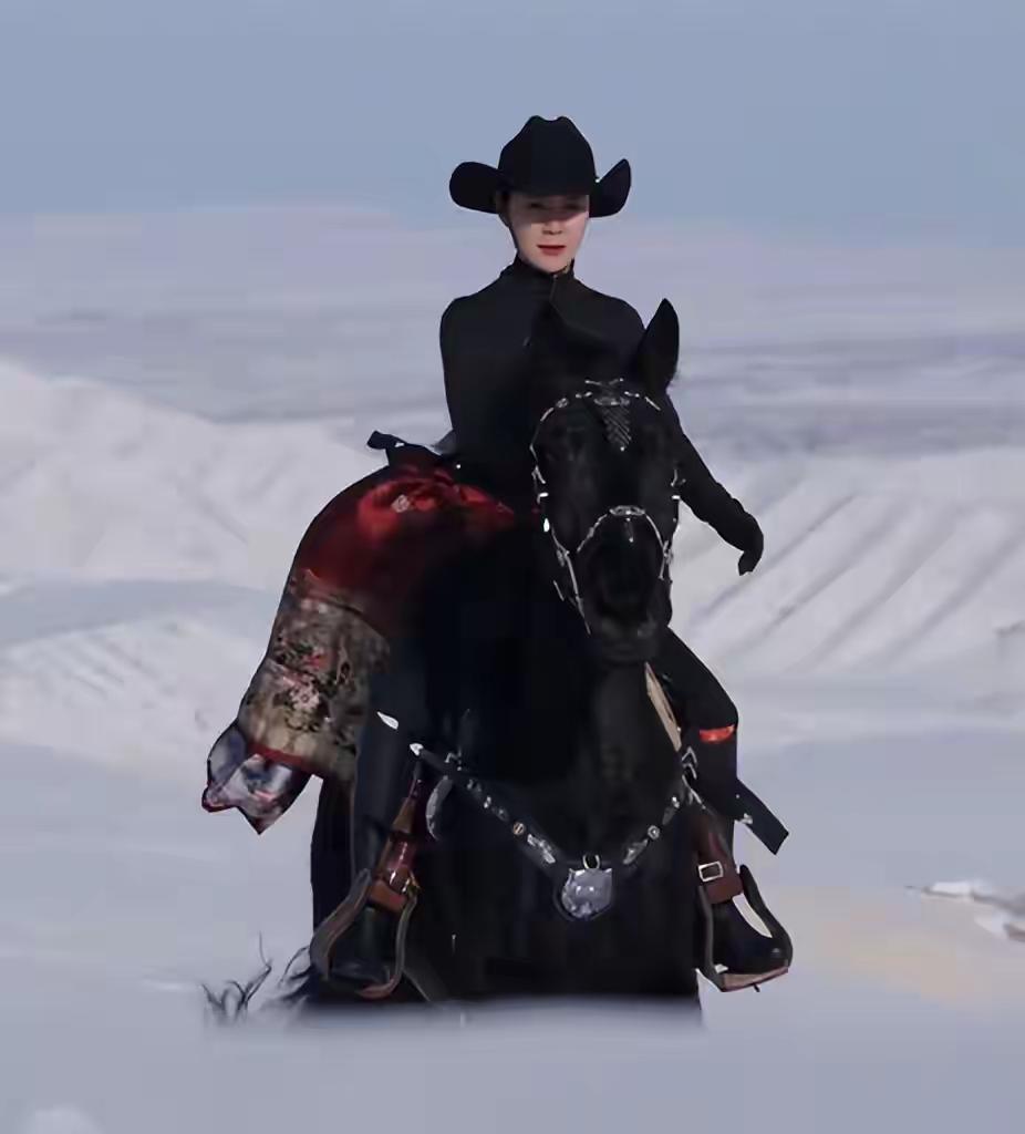 翻看了她所有的视频才明白，她不是没有安全意识，她不是不知道要戴头盔，她完全