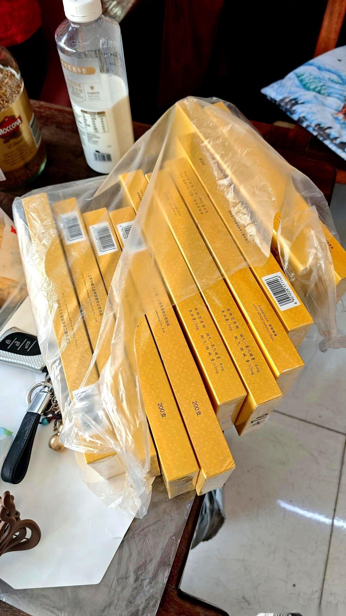 茶几上的烟灰缸早就堆出了尖儿，一阵微风吹过，灰白色的粉末直接飘散在地板上。“一