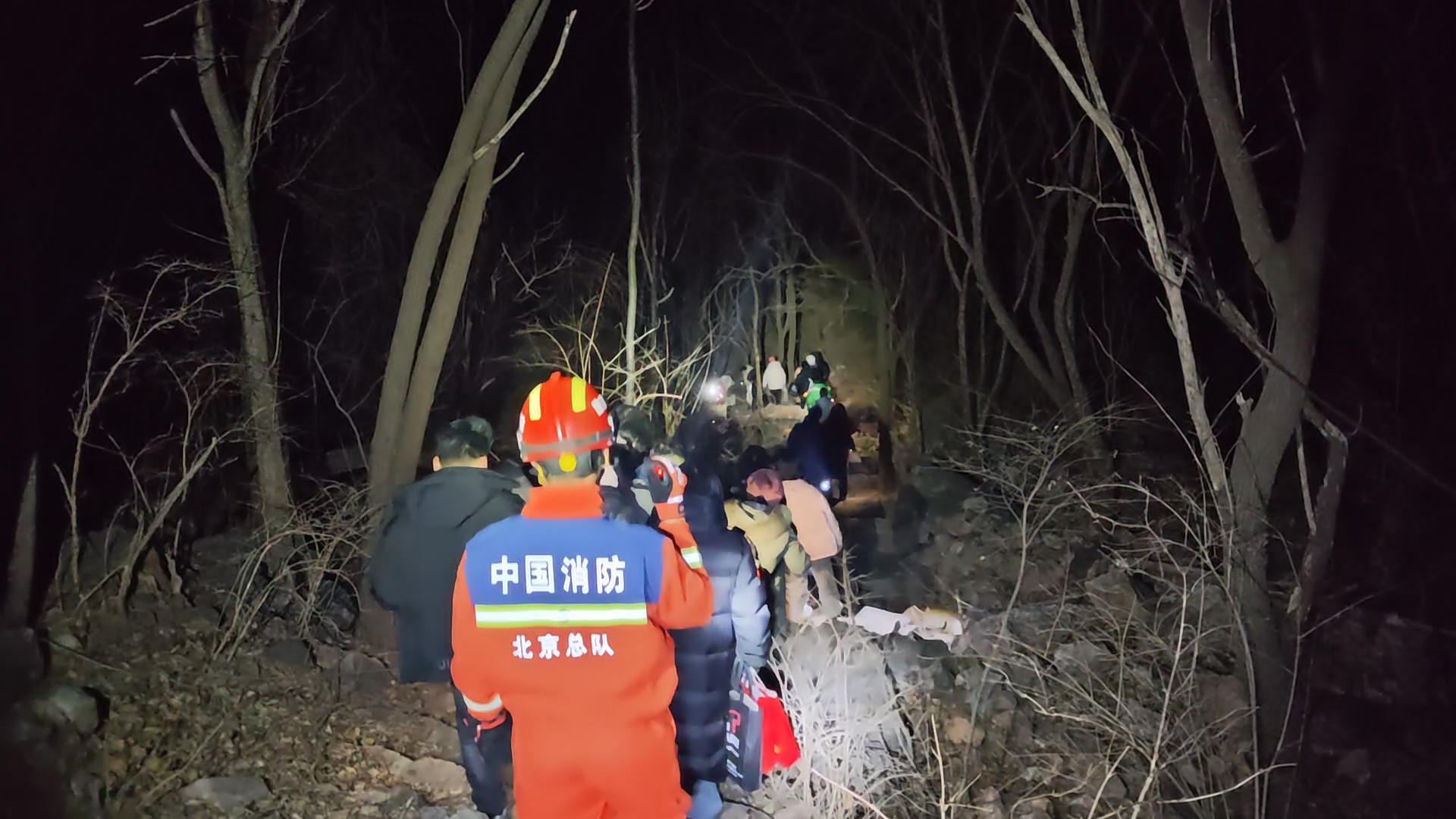 45人游学团夜晚被困深山, 平谷消防紧急救援