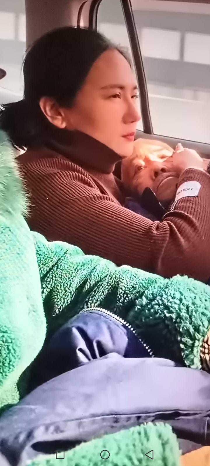看哭了！父亲在女儿家住了20年，病危时却执意回乡。颠簸路上，女儿将坐不稳的父亲紧