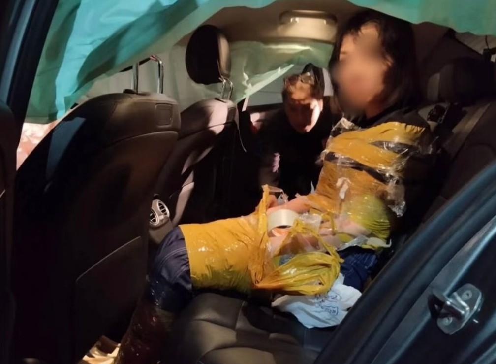 把泰国35岁女中介绑成“粽子”的嫌犯姓龚，30岁，所持护照山东籍。他以要买约3