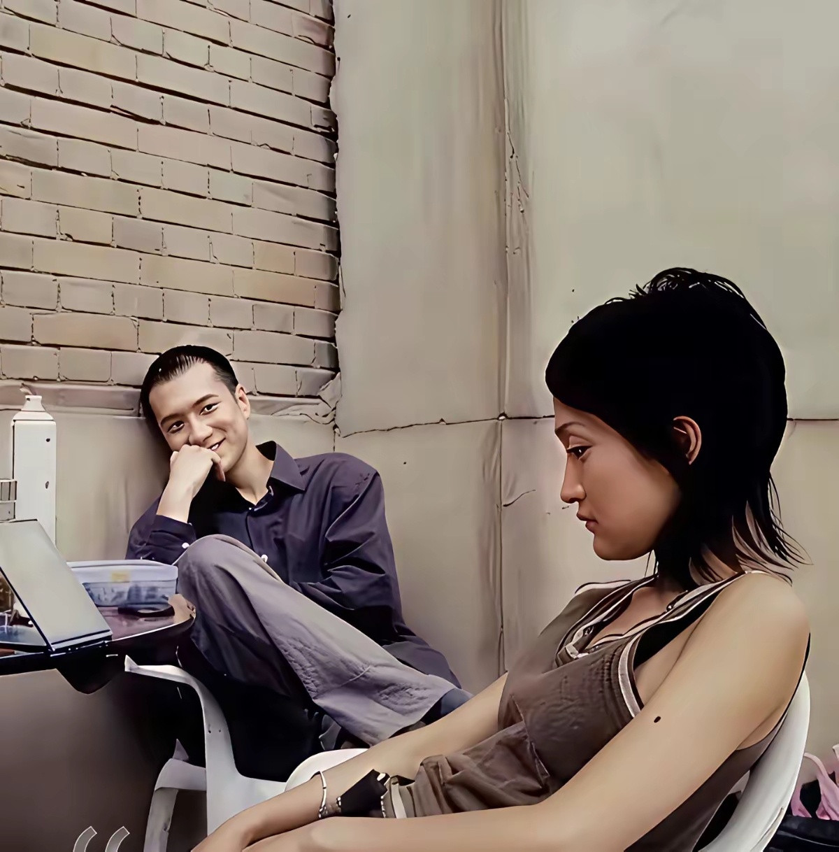 这眼神真的是藏不住的欢喜，满满的爱意全部溢出了眼底，明明这么喜欢周迅，为什么后来