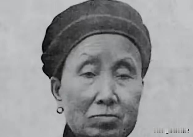 功过不能相抵：“双枪老太婆”赵洪文国的末路悲歌1950年，毛主席不顾周总理