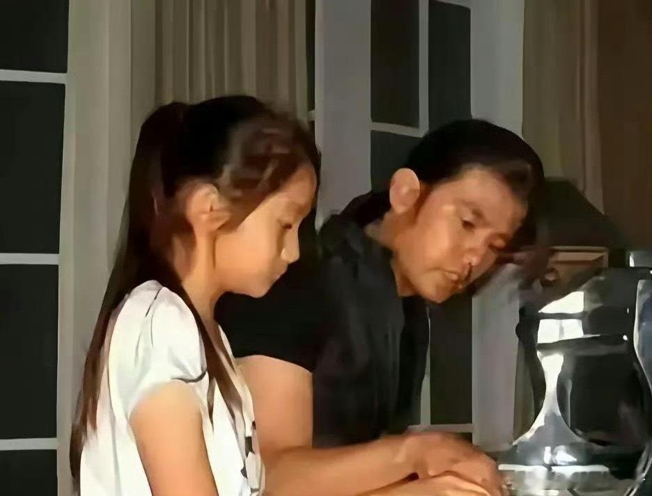 关晓彤有多牛？从小的钢琴私教竟然是周杰伦，演绎世家，从小就认识张艺谋！