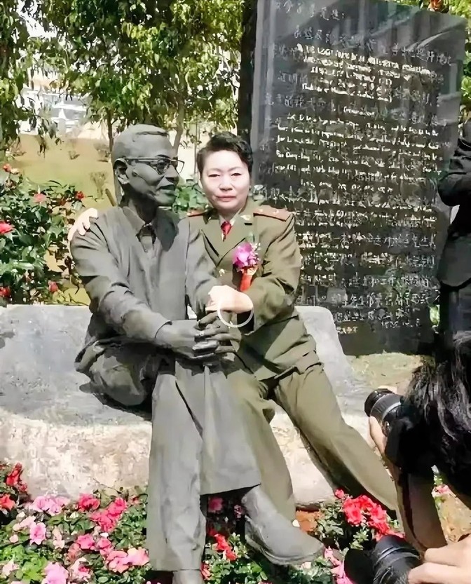 1997年，陈景润的妻子坐在丈夫的雕塑旁，紧紧搂住“丈夫”的肩膀，留下了这张感人
