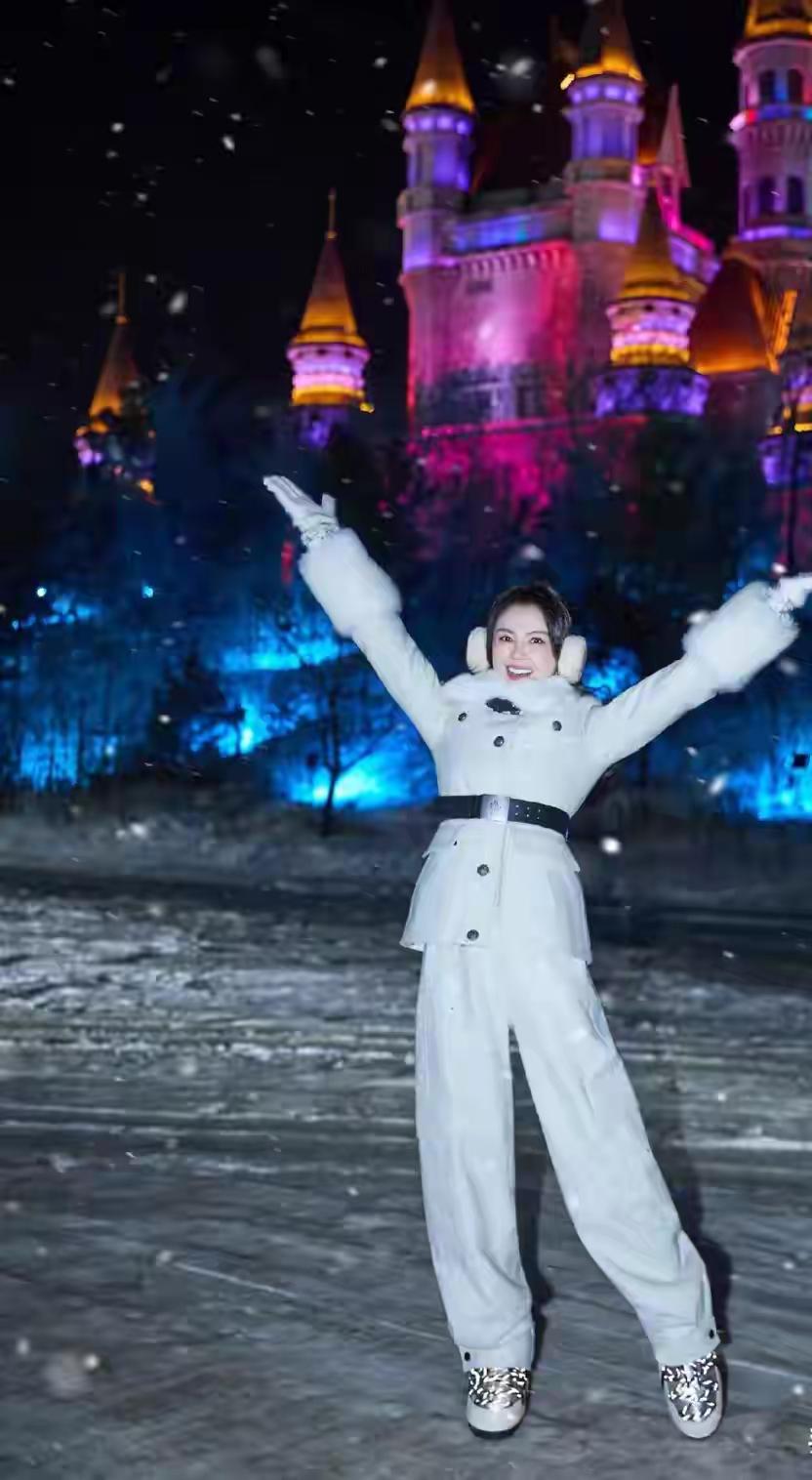 又被刘涛圈粉了！12月19日，刘涛打卡长春冰城，穿米白色修身羽绒服，大秀好身材