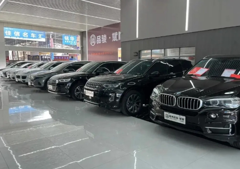 “零公里”二手车，说白了就是积货太多没人买，明着降价脸面挂不住不说，还背刺了老车