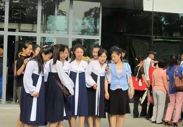 朝鲜没有明文规定禁止使用卫生巾，朝鲜妇女不愿意使用卫生巾有两个原因。很多人对朝