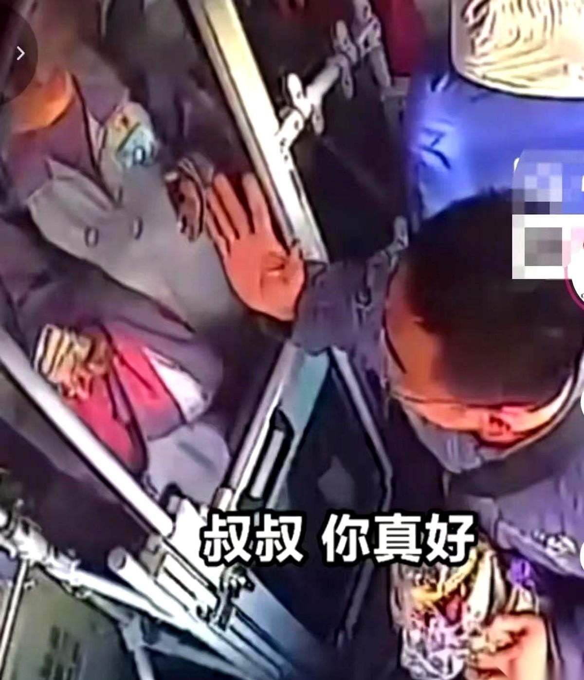 青岛1021路公交车上，一个扎马尾的女孩，径直走到司机面前，仰着头说：“韩叔叔，