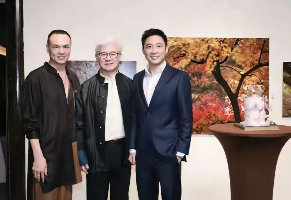 罗康瑞能得到霍启山的认可，真是捡到宝了，两人还当众合影。按理说，霍震霆的儿子们和