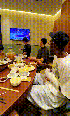 广东宏远全队聚餐看cba揭幕战！福格表情尴尬，特别看到上海队颁奖礼时，一股莫名伤